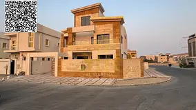 Villa directly from the owner, custom-finished, on a main street close to all services. Freehold own