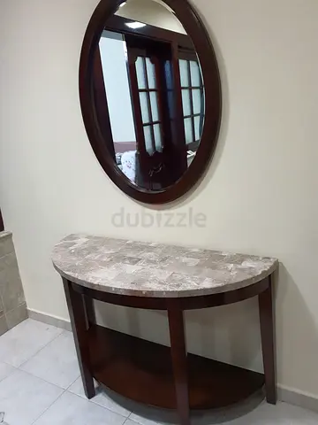 Elegant Console Table with Mirror – Excellent Condition كونسول أنيق مع مرآة – بحالة ممتازة