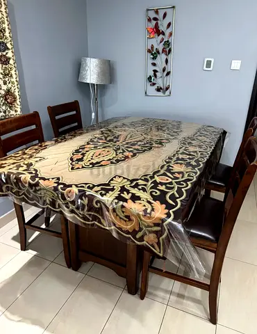 Elegant solid wood rectangular dining table with adjustable width