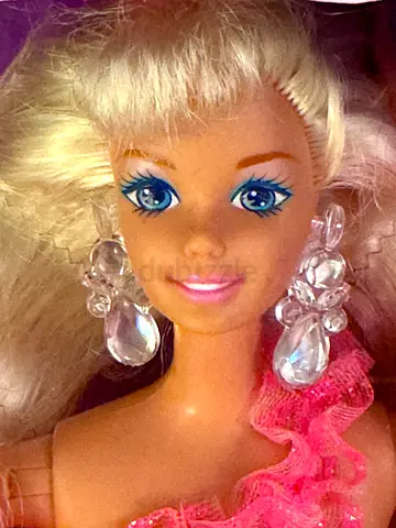 Barbie 3 Looks Brand new in box, 90s vintage. Rare to find here!