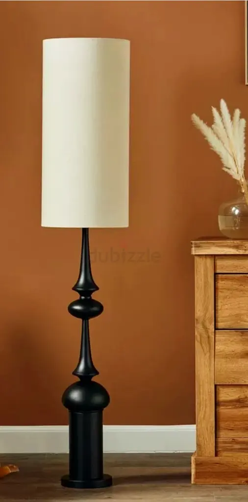 Lámpara de pie elegante en blanco y negro