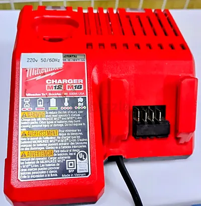 MILWAUKEE M18 NORMAL CHARGER