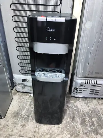 Bottom load water dispenser