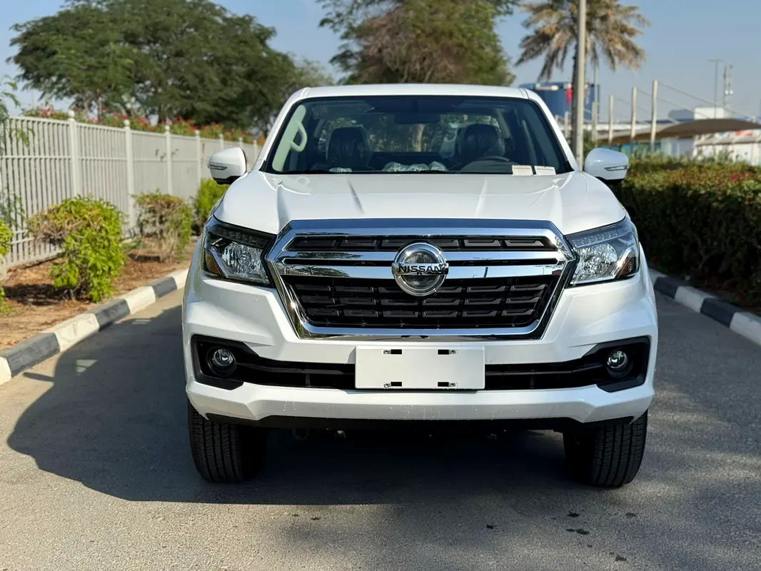 Nissan Navara 2024 — photo 1 of 16