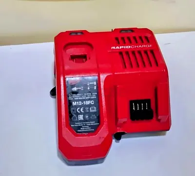 MILWAUKEE M18 RAPID CHARGER