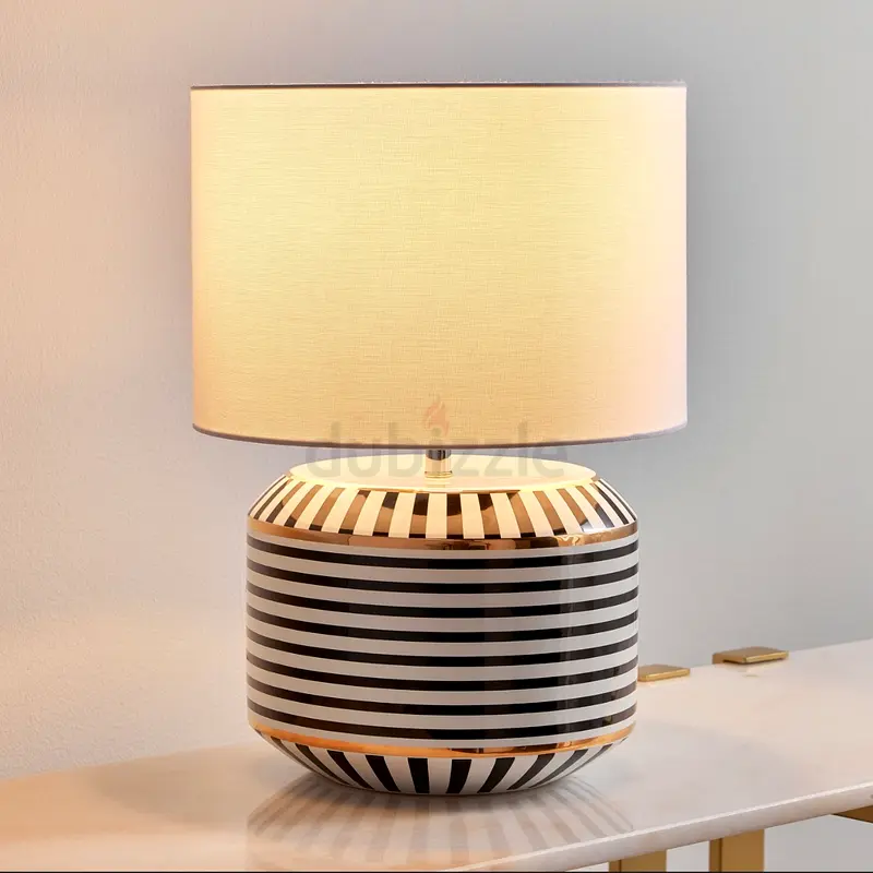 Lámpara de mesa rayada elegante para interiores modernos