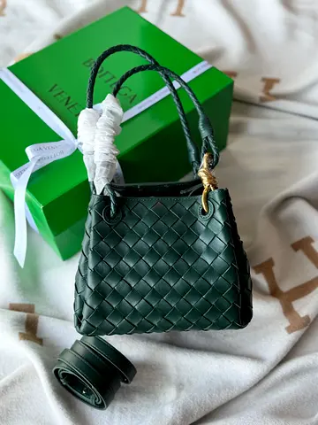 Chic Green Woven Handbag - Perfect for Any Occasion
