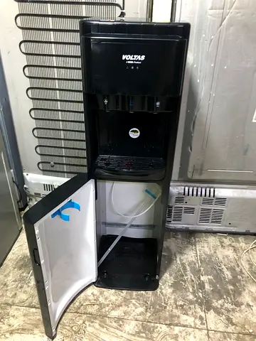 Bottom load water dispenser