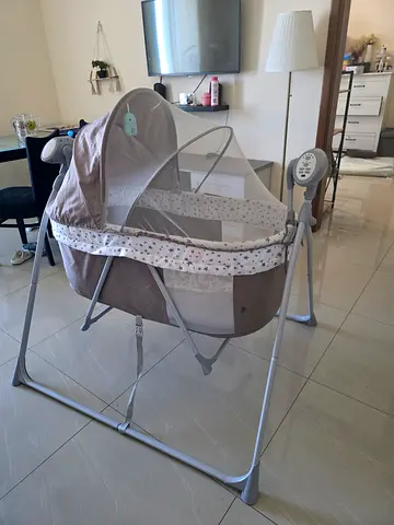 Cozy Portable Baby Bassinet - craddle - with Mosquito Net and electronic swinging