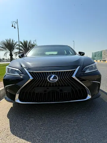LEXUS ES300H 2019 GCC FULL OPTION WITH SUNROOF LETHER SITES CROSS CONTROL VERY CLEAN CAR