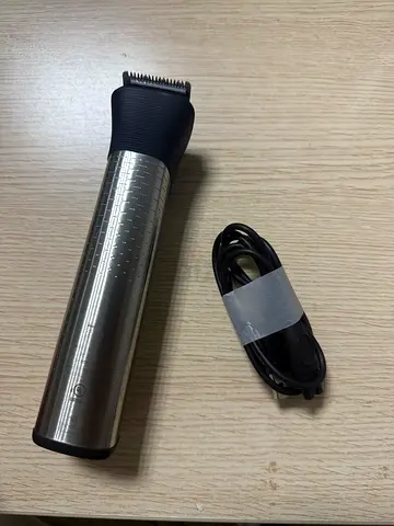 Philips 9000 trimmer without box, only with charger and one blade