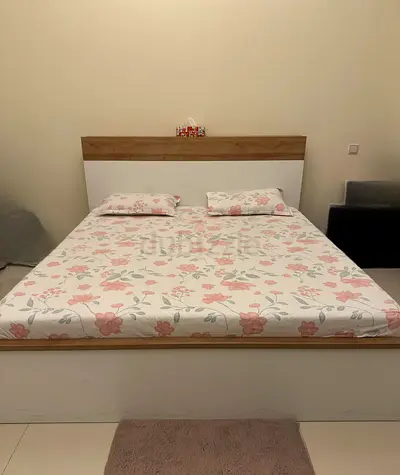 Home center bed for sale 180x200cm