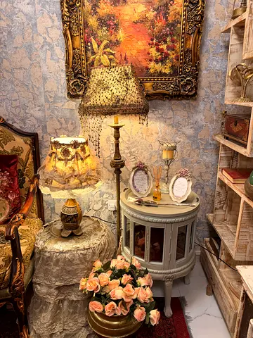 Victorian style lamp with table lampb