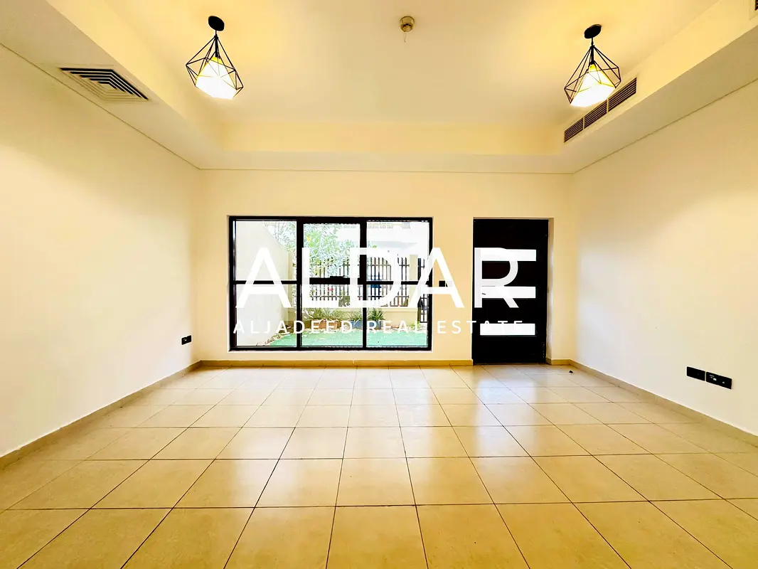 طابق أرضي + طابقان | مطبخ مغلق | مصعد مدمج | صوت وصورة