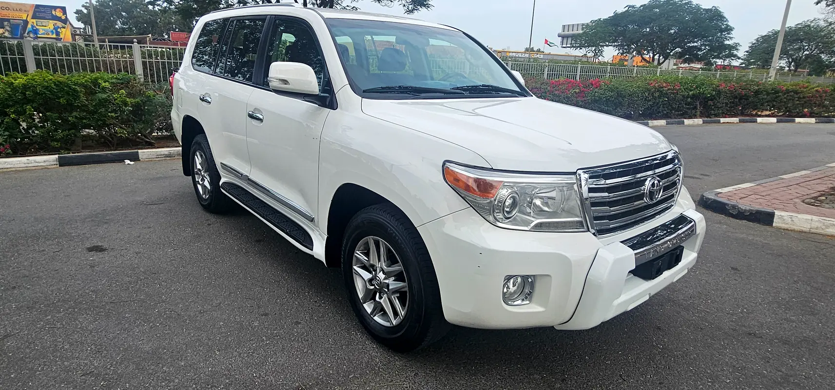 Toyota Land Cruiser 2013 — photo 1 of 11