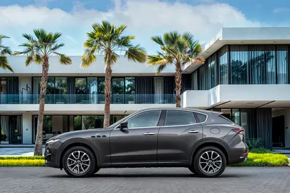 2022 Maserati LEVANTE photo 2