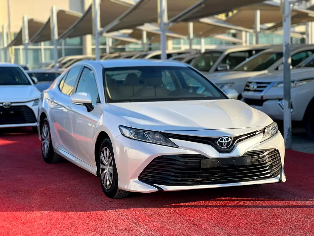 Toyota Camry 2019 — photo 1 of 18