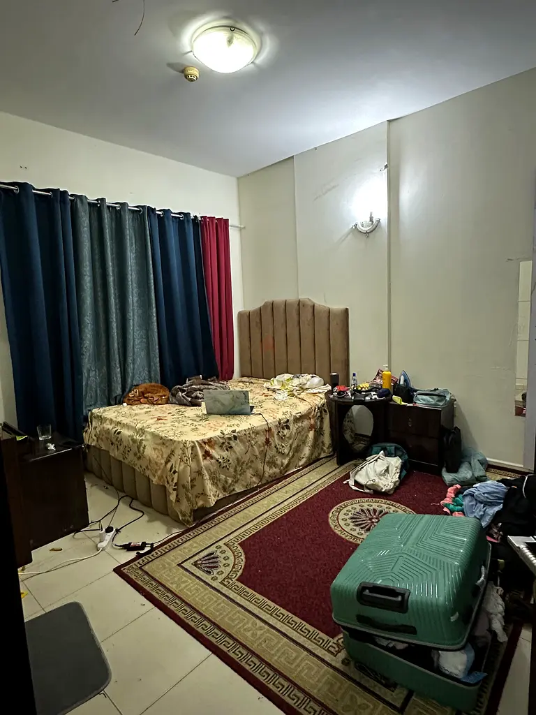 غرفة متاحة للإيجار