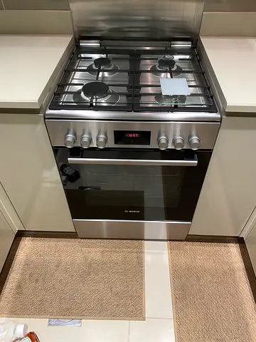 Bosch 60x60 top gass with oven electric Daul fuel cooker