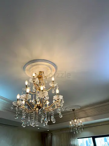 Elegant Crystal Chandelier for a Stunning Ambiance. تريات على الطراز الكلاسيك