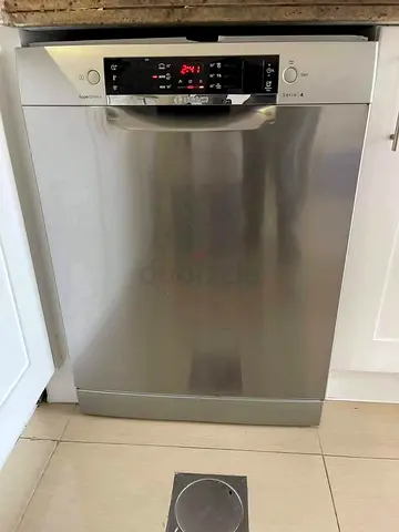 Bosch series 4 Dishwasher three raks almost New