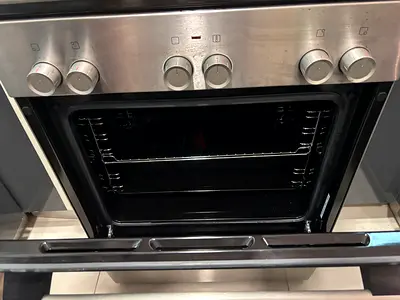 Modern Built-in Oven in Excellent Condition