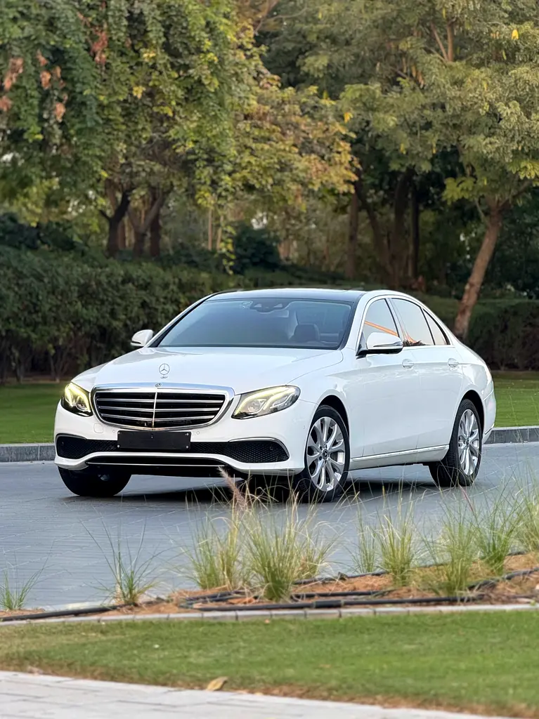 Mercedes-Benz E-Class 2018 — photo 1 of 18