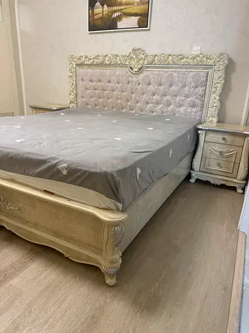 سرير مع دوشق وتسريحة بحالة جيدة