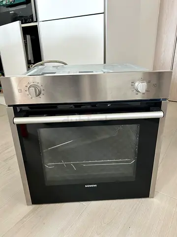 Spacious and stylish Siemens built In gas oven for sale
