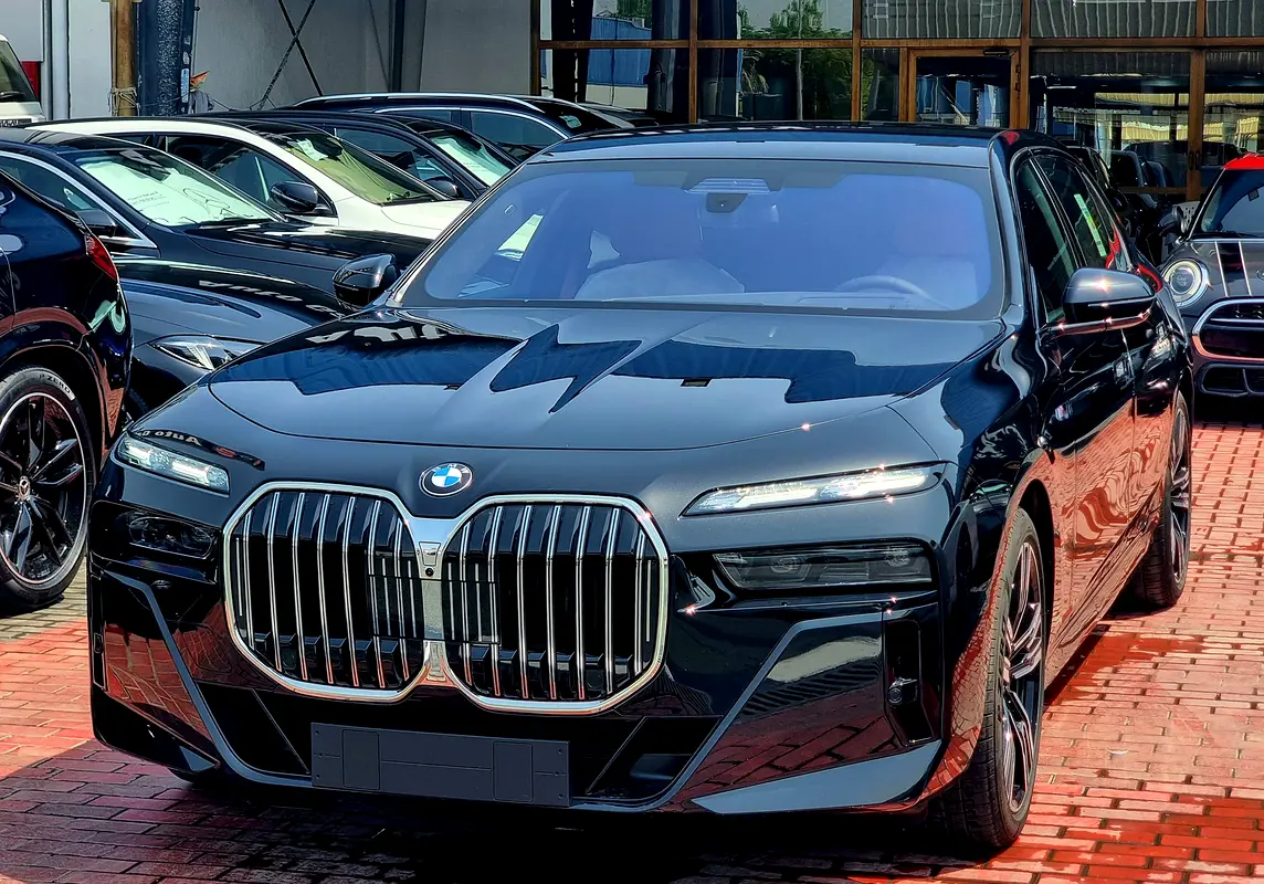BMW 7-Series 2026 — photo 1 of 17