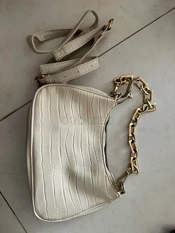 Stylish White Crocodile Effect Handbag with Chain Strap