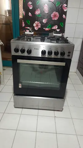 Cooking range with oven