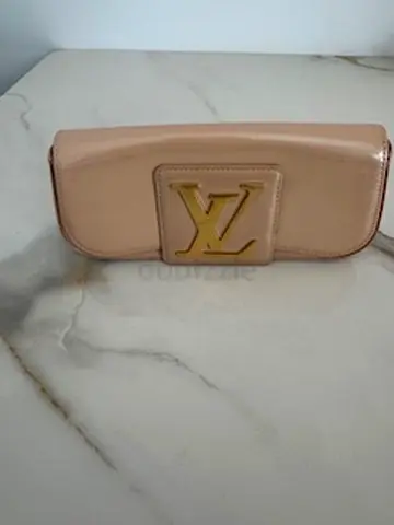 MUST GO - Louis Vuitton Clutch