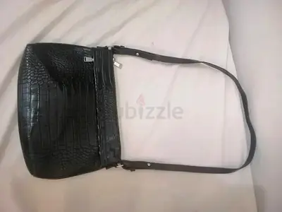 Stylish Black Crocodile-Patterned Shoulder Bag