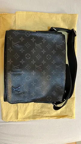 LOUIS VUITTON DISTRICT PM MESSENGER