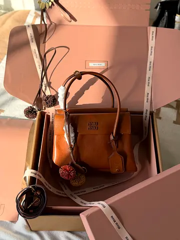 Stylish MIU MIU Handbag - Perfect for Any Occasion