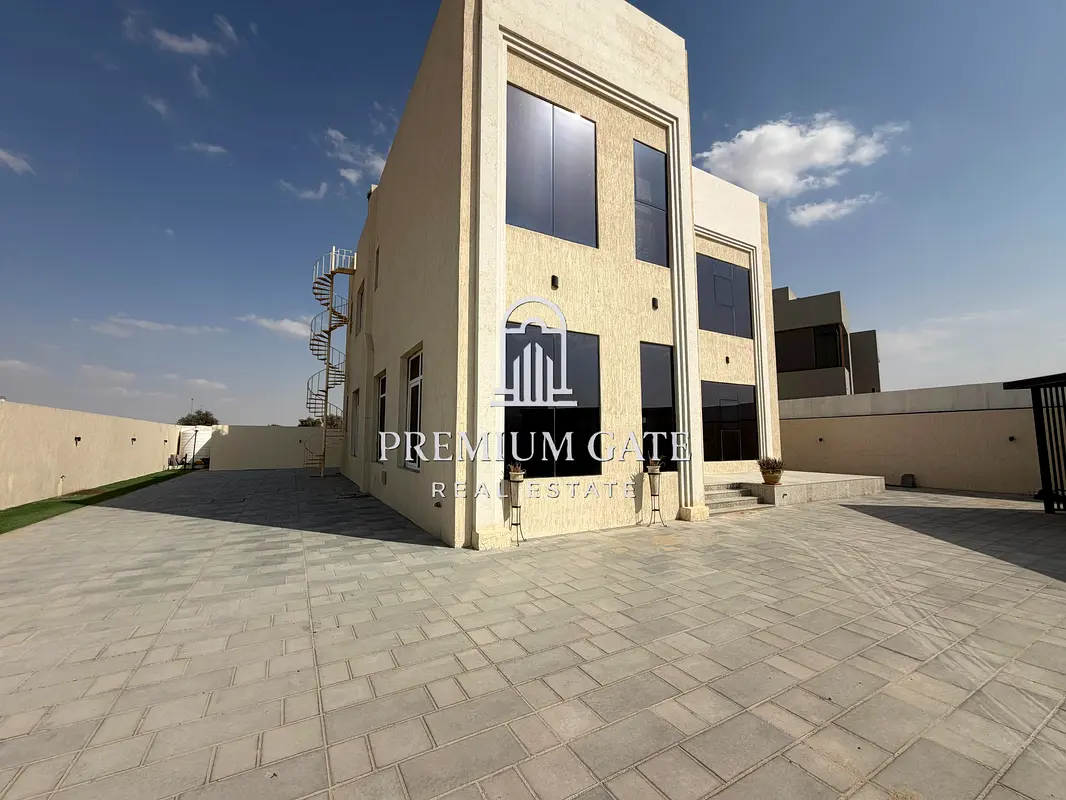 تصميم عصري | 5 غرف نوم | مجلس | قطعة أرض واسعة