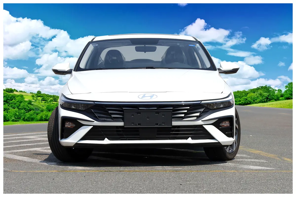 Hyundai Elantra 2025 — photo 1 of 19