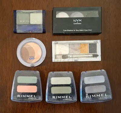 7 Eye Shadow Pallets ٧ ظلال عيون