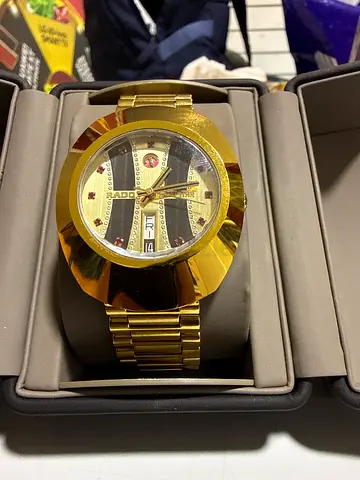 Luxurious Gold Tone Mens Watch