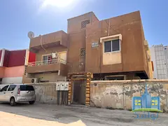 A building for sale with a spacious area and a very reasonable price.