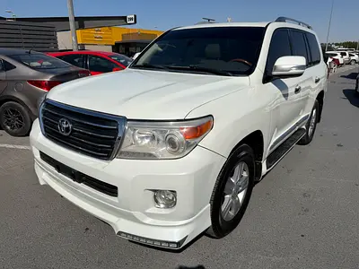 Toyita landcruiser 2013 fullopshin v8 white color GCC