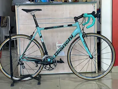 Bianchi Road Bike  Carbon frame, Alloy Rim, Shimano 105 group sets 10 speed, Frame Size 56