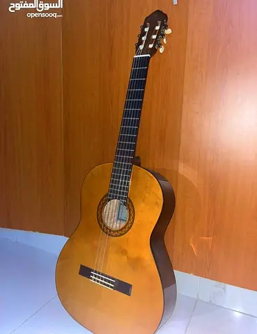 Yamaha c40 guitar جيتار مستعمل خمس مرات فقط لا يوجد فيه اي عيوب Used only five times, no defects