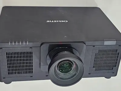 Cinema - CHIKSTTE LWU755‑DS Laser Projector + Lens 600 inch  Excellent Condition