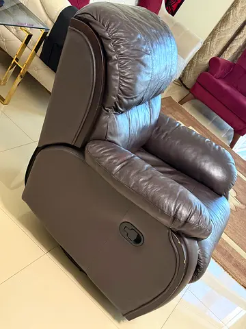 Comfortable Recliner in Luxurious Brown Leather