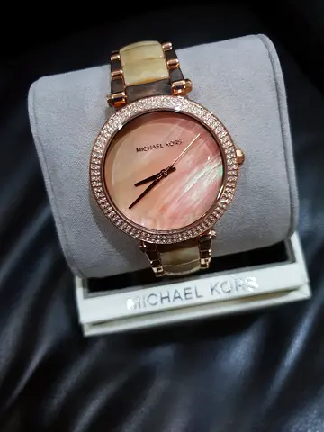 Elegant Women’s Michael Kors Watch with Mother of Pearl Face