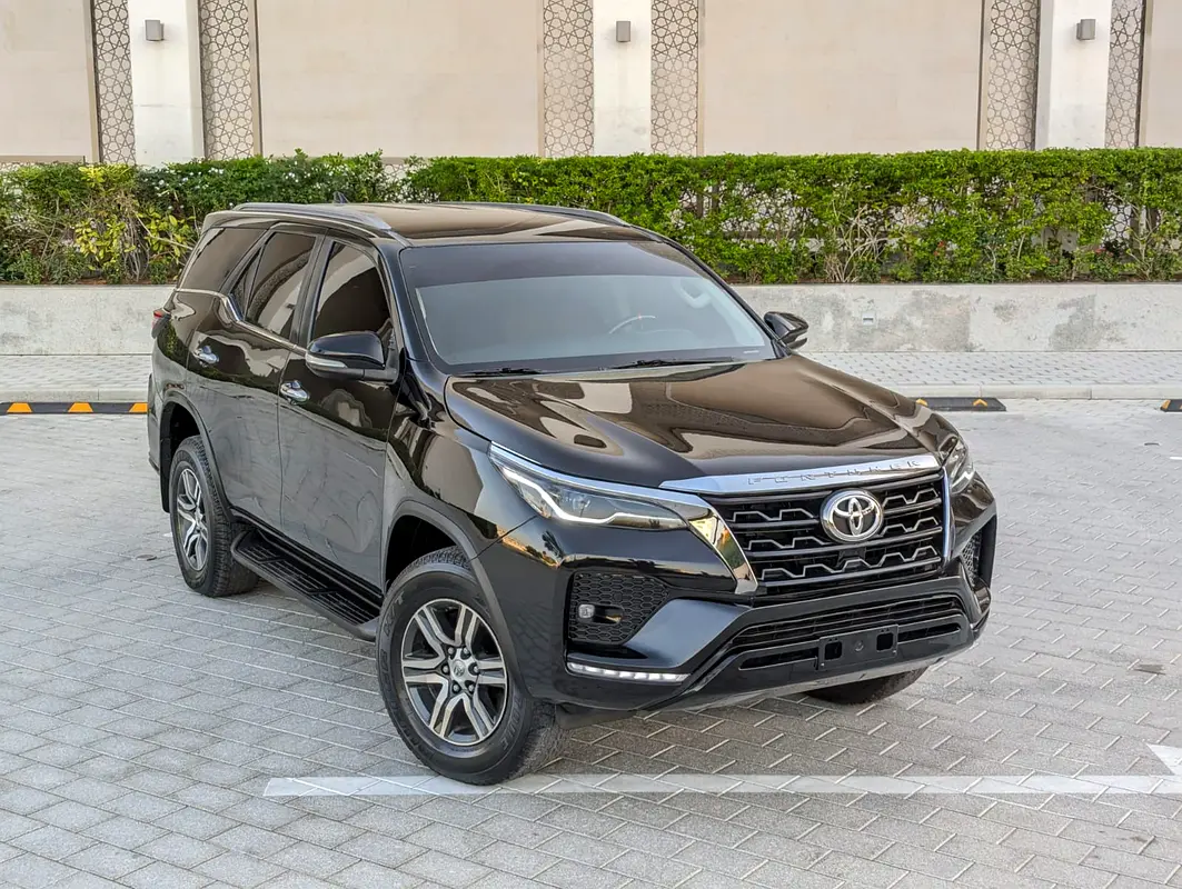 Toyota Fortuner 2017 — photo 1 of 20