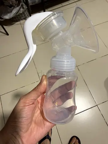 Manual breast pump