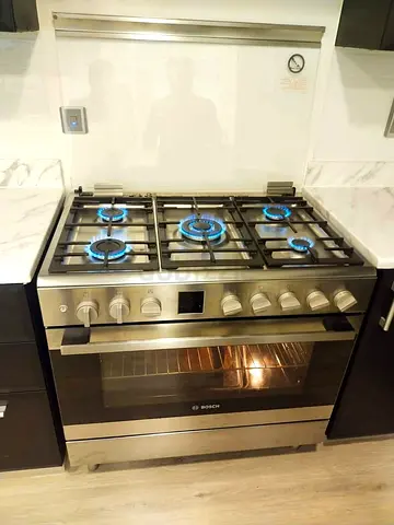 Bosch 5-Burner gas cooking range 90/60 with digital clock Oven for Sale, free delivery